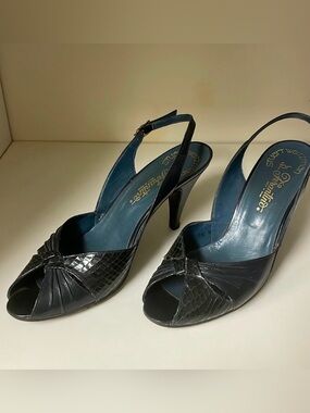 Stuart Weitzman Navy Blue Slingback Open Toe Leather Shoe size 7.5